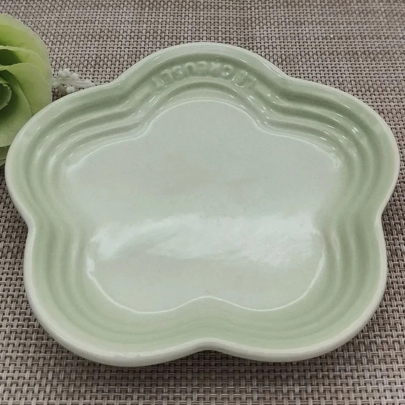 Le Creuset Other - Le Creuset Stoneware Flower Petal Scalloped Trinket Dish Plate Tray